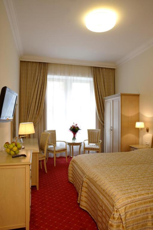 Comfort Doppel- oder Zweibettzimmer mit Zugang zum Wellnessbereich und Pool